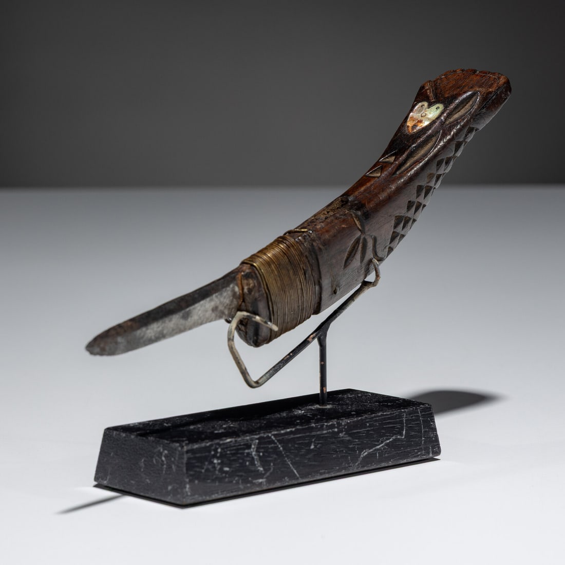 Maliseet / Mi'kmaq Crooked Knife, with Mother-of-Pearl Inlay: Maliseet / Mi'kmaq Crooked Knife, with Mother-of-Pearl Inlay mid-18th century having an overall raptor talon form; chip-carved decorations on handle with inset mother-of-pearl heart; copper wire