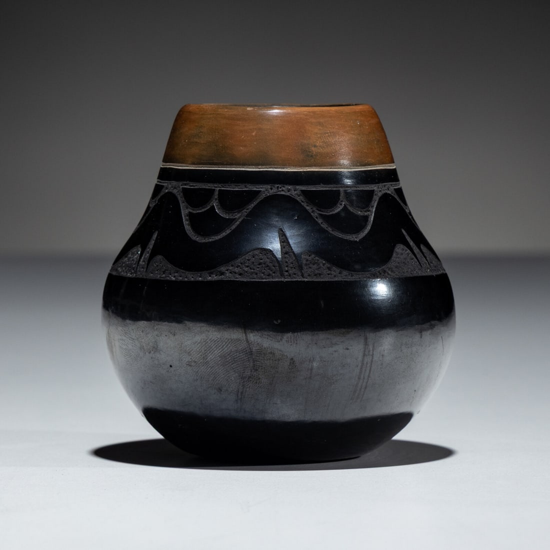 Tony Da (San Ildefonso, 1940-2008) Black and Sienna Sgraffito Pottery Jar - 2