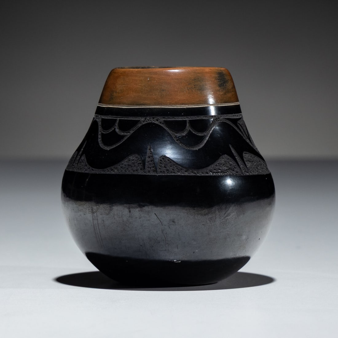 Tony Da (San Ildefonso, 1940-2008) Black and Sienna Sgraffito Pottery Jar - 3