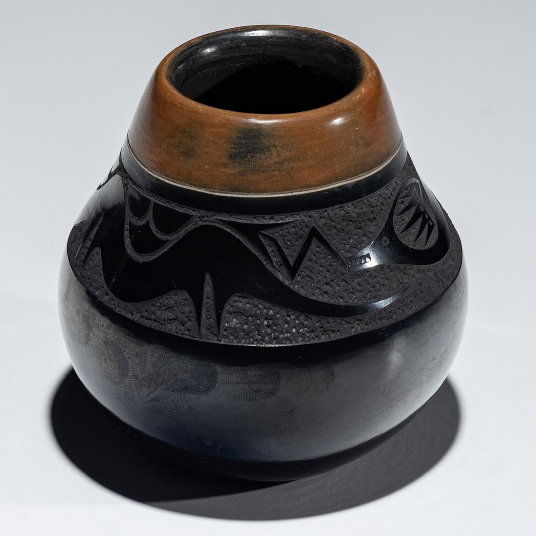 Tony Da (San Ildefonso, 1940-2008) Black and Sienna Sgraffito Pottery Jar - 4