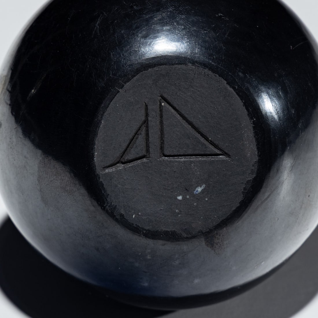 Tony Da (San Ildefonso, 1940-2008) Black and Sienna Sgraffito Pottery Jar - 5