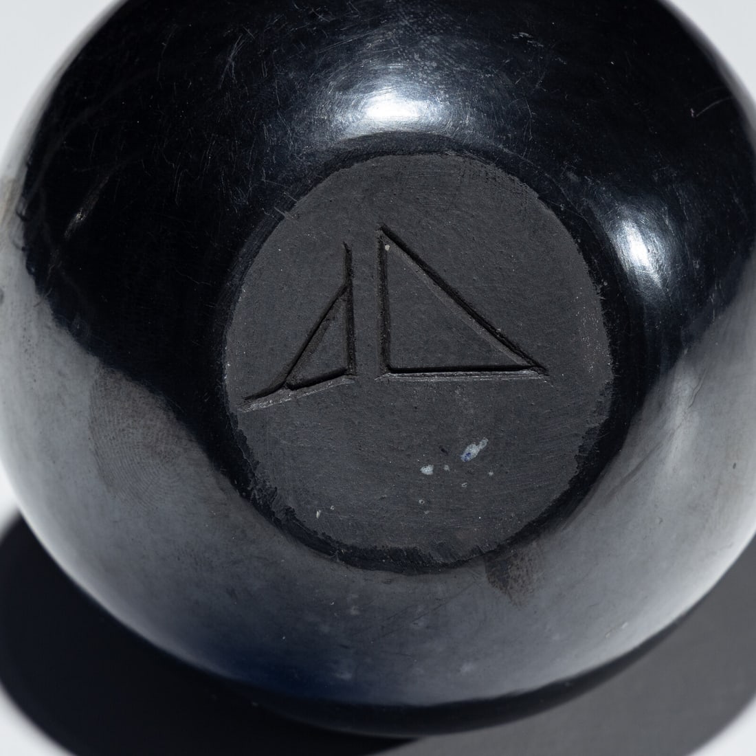 Tony Da (San Ildefonso, 1940-2008) Black and Sienna Sgraffito Pottery Jar - 6