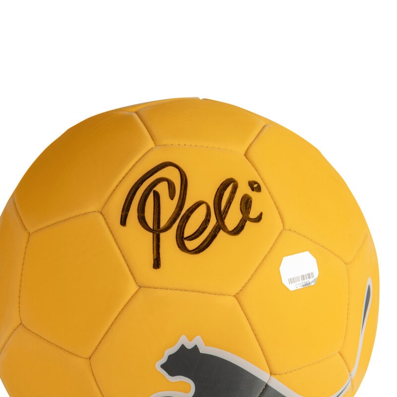 A Pele Signed Autograph Soccer Ball: A Pele Signed Autograph Soccer Ball This lot is located in Chicago. 