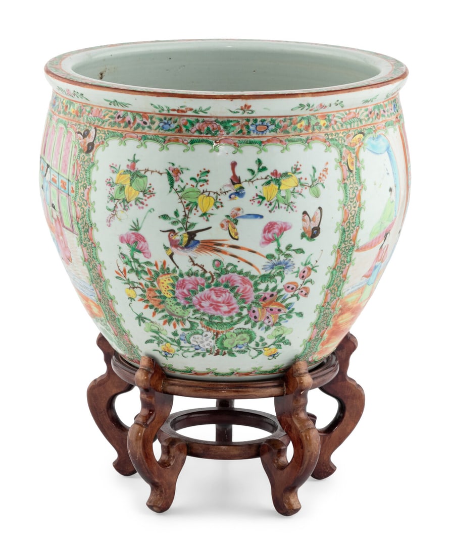 A Chinese Export Rose Medallion Porcelain Jardinière, 20th Century 近代 廣 (1 of 3)