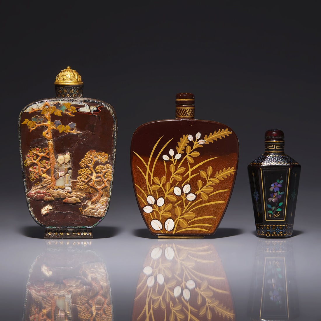 Three Japanese Lacquer Snuff Bottles 日本蒔繪、揚州黑 (1 of 3)