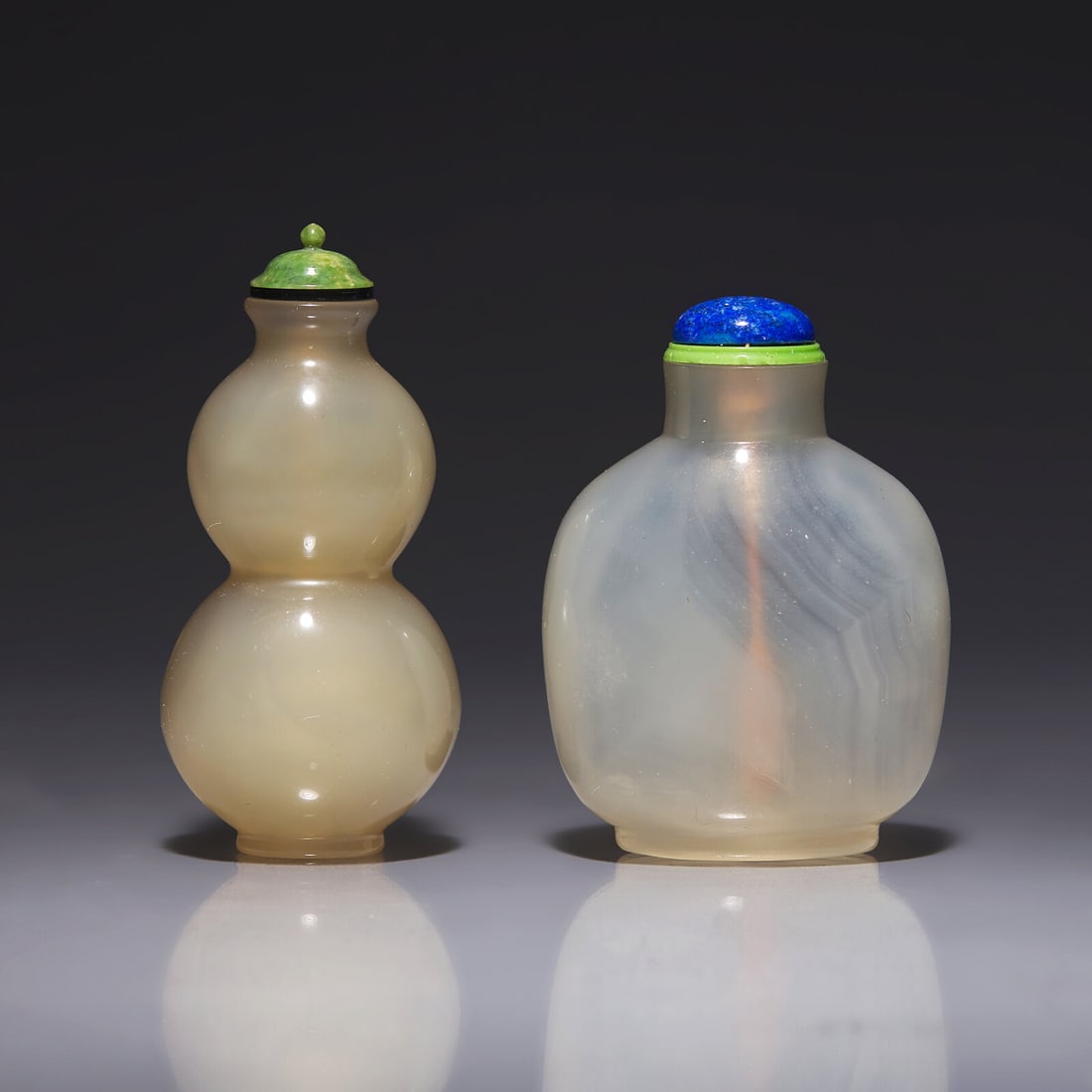 Two Chinese Agate Snuff Bottles 瑪瑙鼻烟壺兩支 (1 of 2)