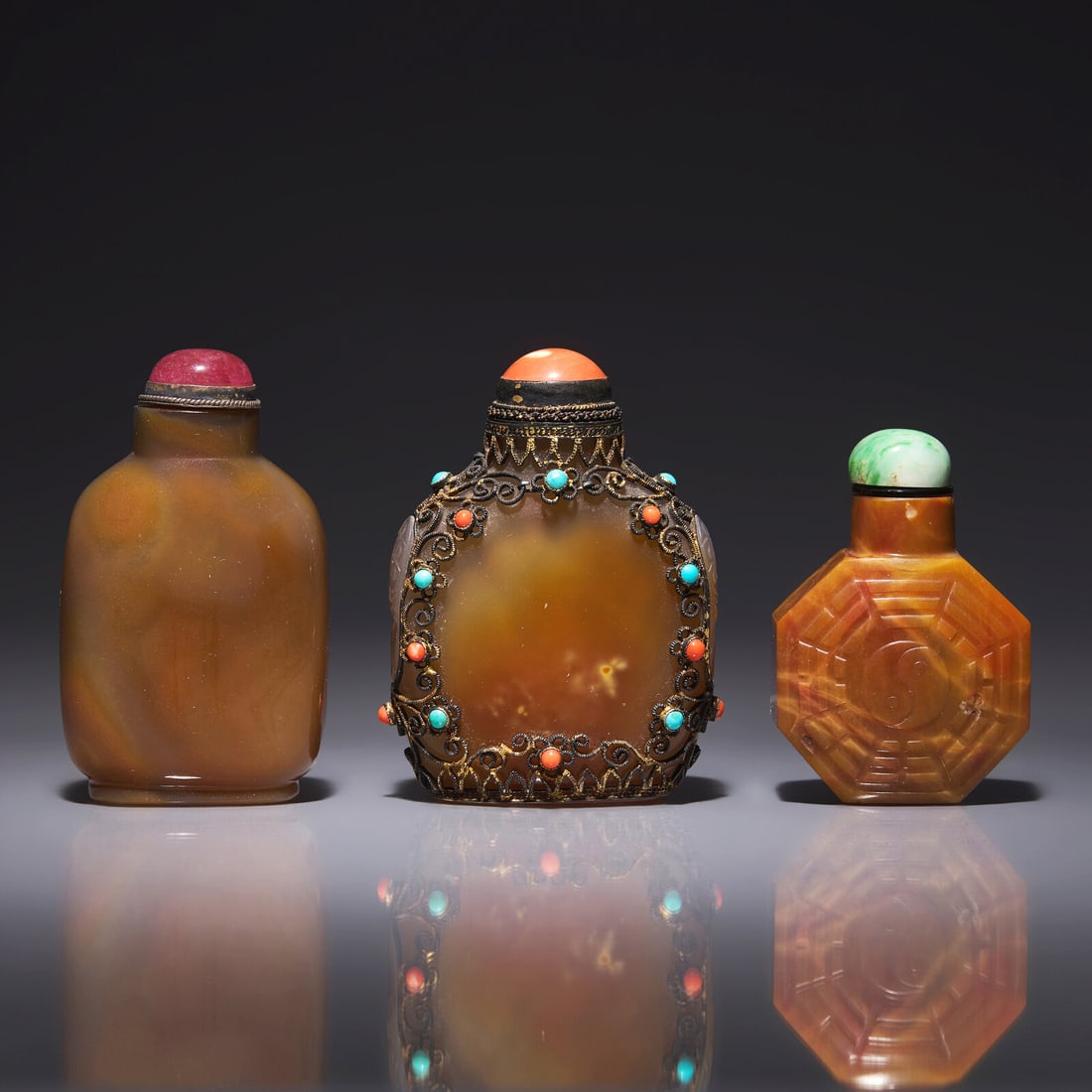 Three Chinese Agate Snuff Bottles 瑪瑙鼻烟壺三支 (1 of 3)