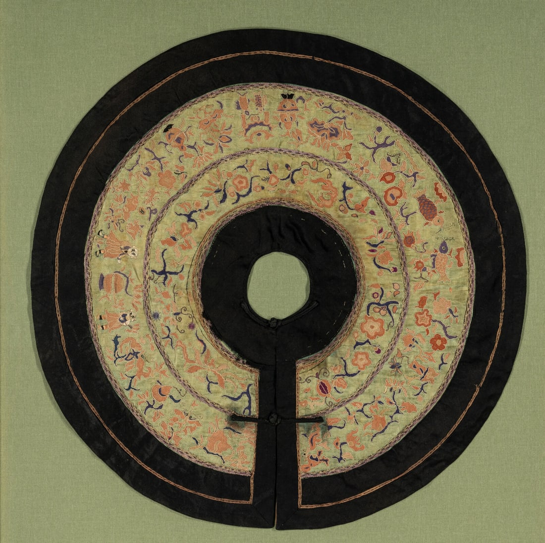 A Chinese Embroidered Silk Collar, Qing Dynasty 清 蘋果綠緞地 (1 of 6)