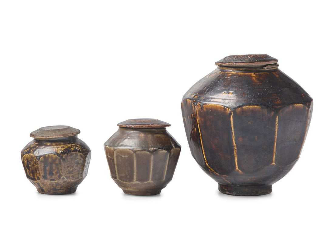 Three Korean Provincial Glazed Covered Jars 高麗醬釉罐三件 (1 of 2)