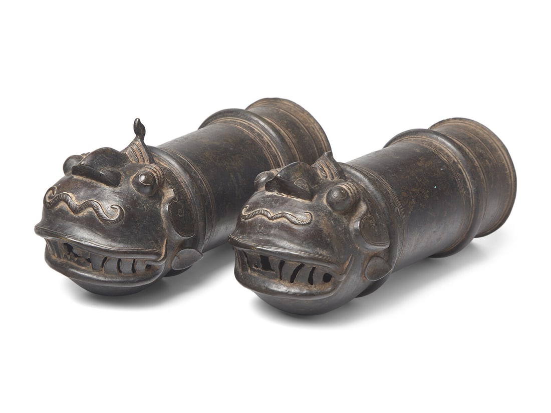 A Pair of Indian Patinated Bronze Palanquin Finials, 19th Century or Earlier 十九世: A Pair of Indian Patinated Bronze Palanquin Finials, 19th Century or Earlier 十九世紀或更早 印度銅虎首車轝一&#