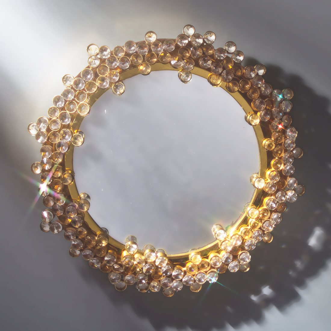 Palme & Walter c. 1960 Illuminating Mirror with Faceted Crystals: Palme & Walter c. 1960 Illuminating Mirror with Faceted Crystals Model No. 2349 Rewired by Lobel Modern crystal, brass, glass 14 ½ dia × 3 ½ d in. This lot is located in Philadelphia.