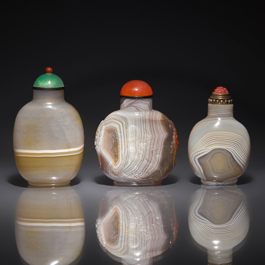Three Chinese Agate Snuff Bottles, 19th to 20th Century: Three Chinese Agate Snuff Bottles, 19th to 20th Century 晚清-民國 瑪瑙鼻烟壺三支 -The first, 19th century, of flattened ovoid form wit