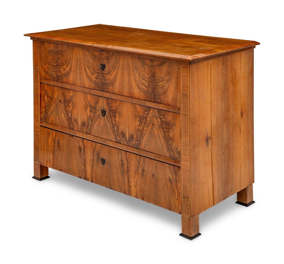 A Biedermeier Walnut Commode - 2