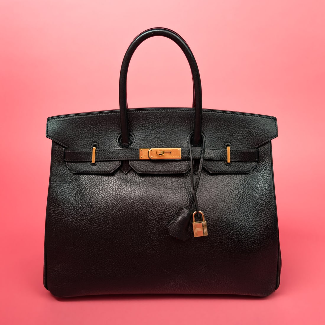 Hermès, Birkin 35 in Noir Togo: Hermès, Birkin 35 in Noir Togo Birkin 35 bag in Noir Togo leather with gold-plated hardware. Label: Hermès Stamp: B in Square Date: 1998 Country of Origin: France Approximate Measurements: 14ì L x 