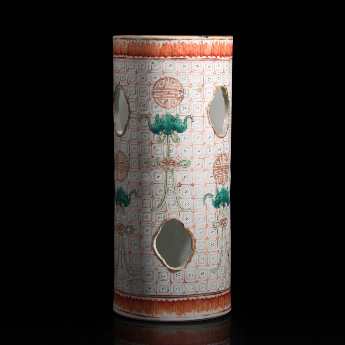 A Chinese Famille Verte "Bats" Hat Stand, Late Qing Dynasty 清晚期 福壽: A Chinese Famille Verte "Bats" Hat Stand, Late Qing Dynasty 清晚期 福壽雙全帽筒一隻 The cylindrical stand decorated with bats and styl