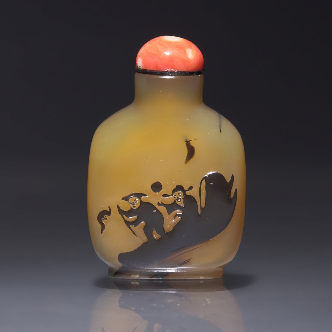 A Chinese "Shadow" Agate Snuff Bottle, Qing Dynasty, Circa 1790-1880: A Chinese "Shadow" Agate Snuff Bottle, Qing Dynasty, Circa 1790-1880 1790–1880年 瑪瑙巧雕人物圖鼻煙壺 Circa 1790-1880 Of flatten
