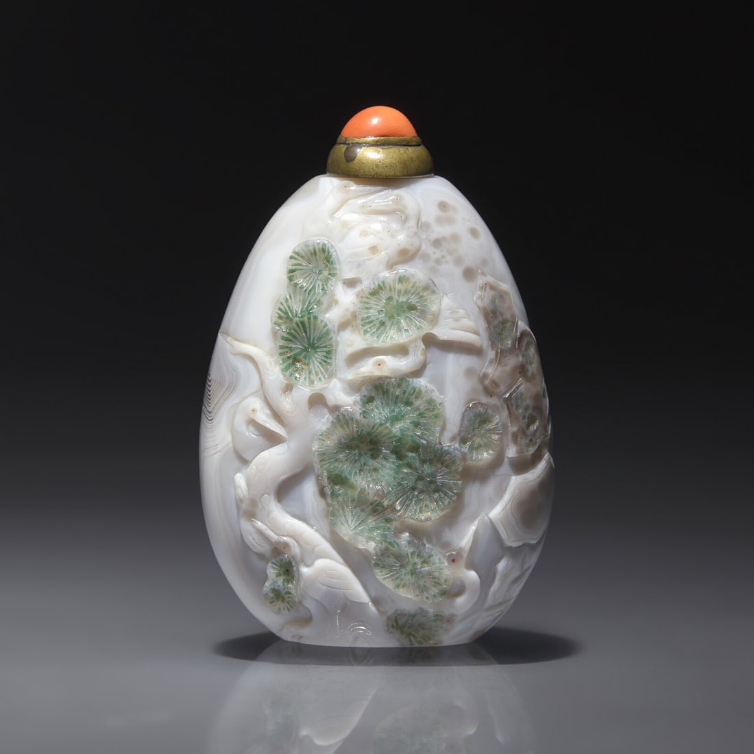 An Unusual Chinese Carved Agate Snuff Bottle, Qing Dynasty, Circa 1760-1860: An Unusual Chinese Carved Agate Snuff Bottle, Qing Dynasty, Circa 1760-1860 1760–1860年 瑪瑙巧雕松鶴同春圖鼻煙壺 Cir