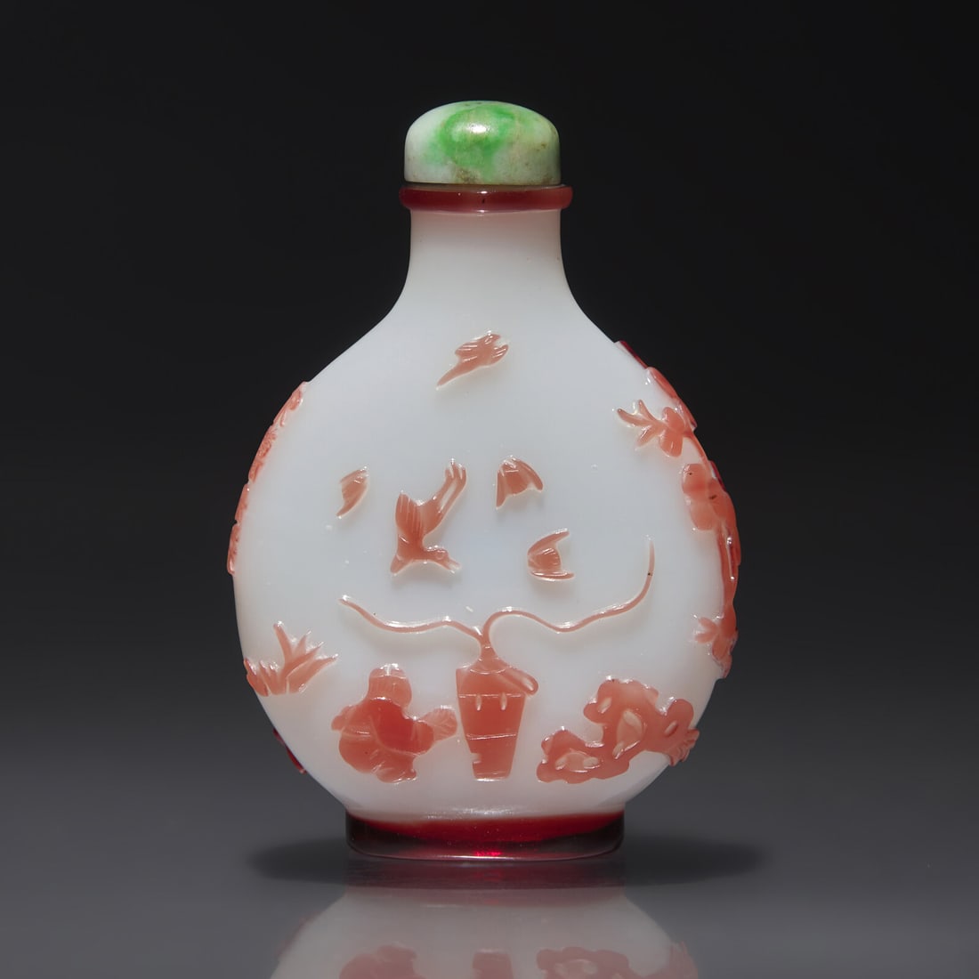 A Chinese Overlay Glass Snuff Bottle, Yangzhou School, Qing Dynasty, Late 19th Century (1 of 2)