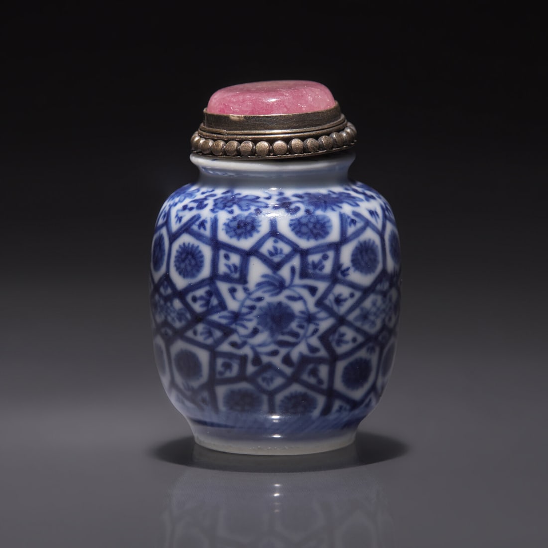 A Chinese Blue and White Porcelain Snuff Jarlet, Qing Dynasty, Circa 1810-1880: A Chinese Blue and White Porcelain Snuff Jarlet, Qing Dynasty, Circa 1810-1880 1810-1880年 青花花卉紋鼻煙罐 Circa 1810-1880 Jingdezhen, the porcel