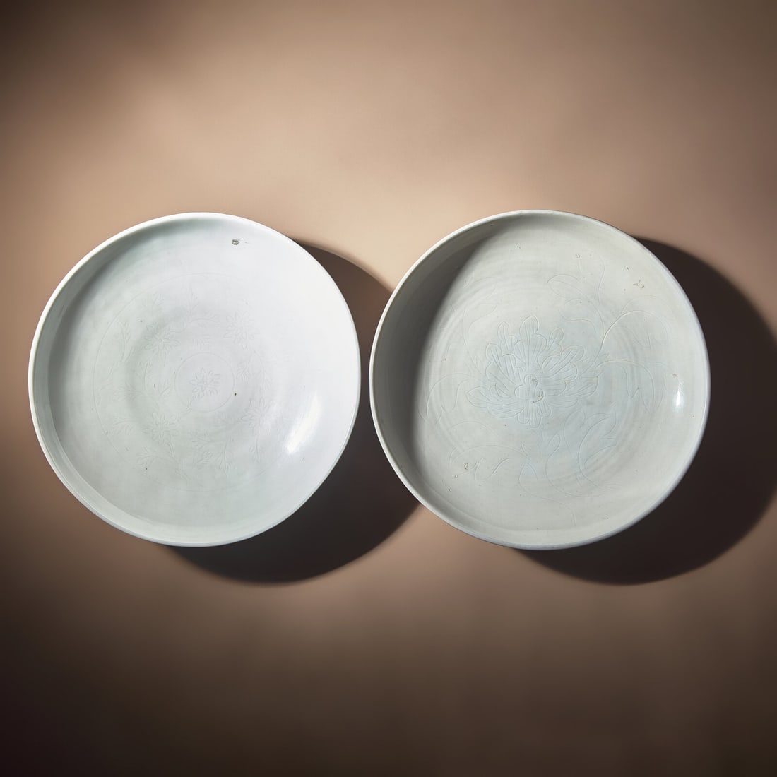 Two Large Chinese Incised Blanc-de-Chine Porcelain 'Floral' Dishes, 17th Century: Two Large Chinese Incised Blanc-de-Chine Porcelain 'Floral' Dishes, 17th Century 清早中期 德化白瓷暗刻花卉紋盤ࠤ
