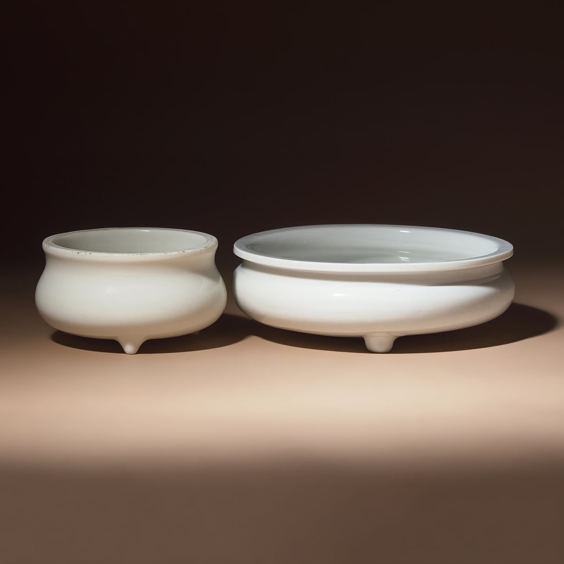 Two Chinese Blanc-de-Chine Porcelain Tripod Censers, Early Qing Dynasty: Two Chinese Blanc-de-Chine Porcelain Tripod Censers, Early Qing Dynasty 清早期 德化白瓷三足爐兩具 Early Qing Dynasty The larger 