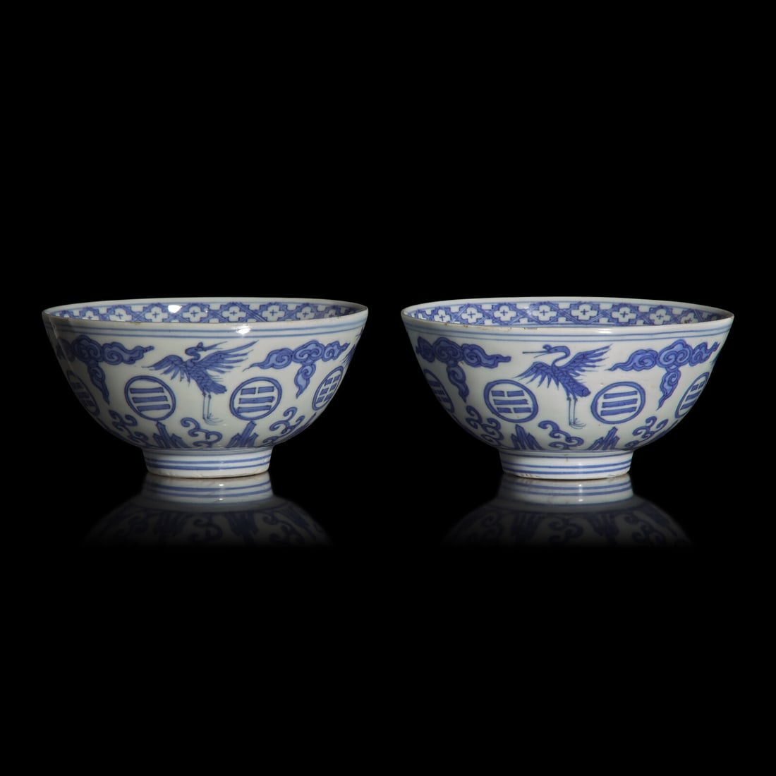 A Rare Pair of Chinese Blue and White 'Crane and Trigram' Bowls, Xuande Mark, 17th Century: A Rare Pair of Chinese Blue and White 'Crane and Trigram' Bowls, Xuande Mark, Ming Dynasty, 17th Century 明末 青花云鶴八卦紋碗一ऴ