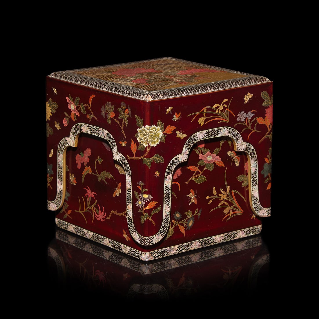 An Unusual Japanese Lacquer Box and Cover, Edo Period, 18th/Early 19th Century: An Unusual Japanese Lacquer Box and Cover, Edo Period, 18th/Early 19th Century 日本江戶時代 朱漆描金嵌螺鈿蓋盒