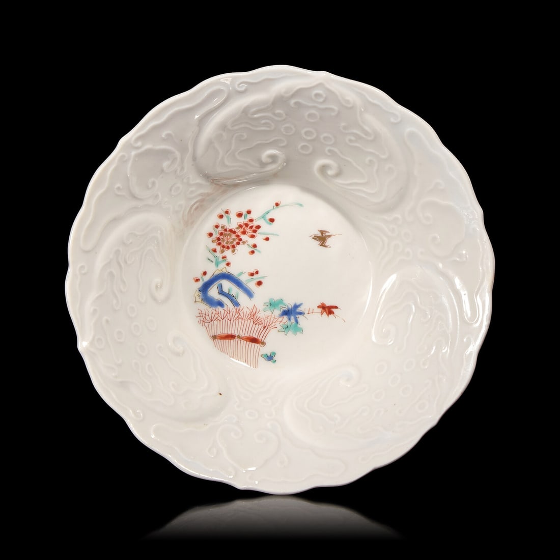 An Unusual Japanese Kakiemon Porcelain Molded Small Bowl, Circa 1690-1720: An Unusual Japanese Kakiemon Porcelain Molded Small Bowl, Circa 1690-1720 約1690-1720年 日本酒井田柿右衛門模印紋