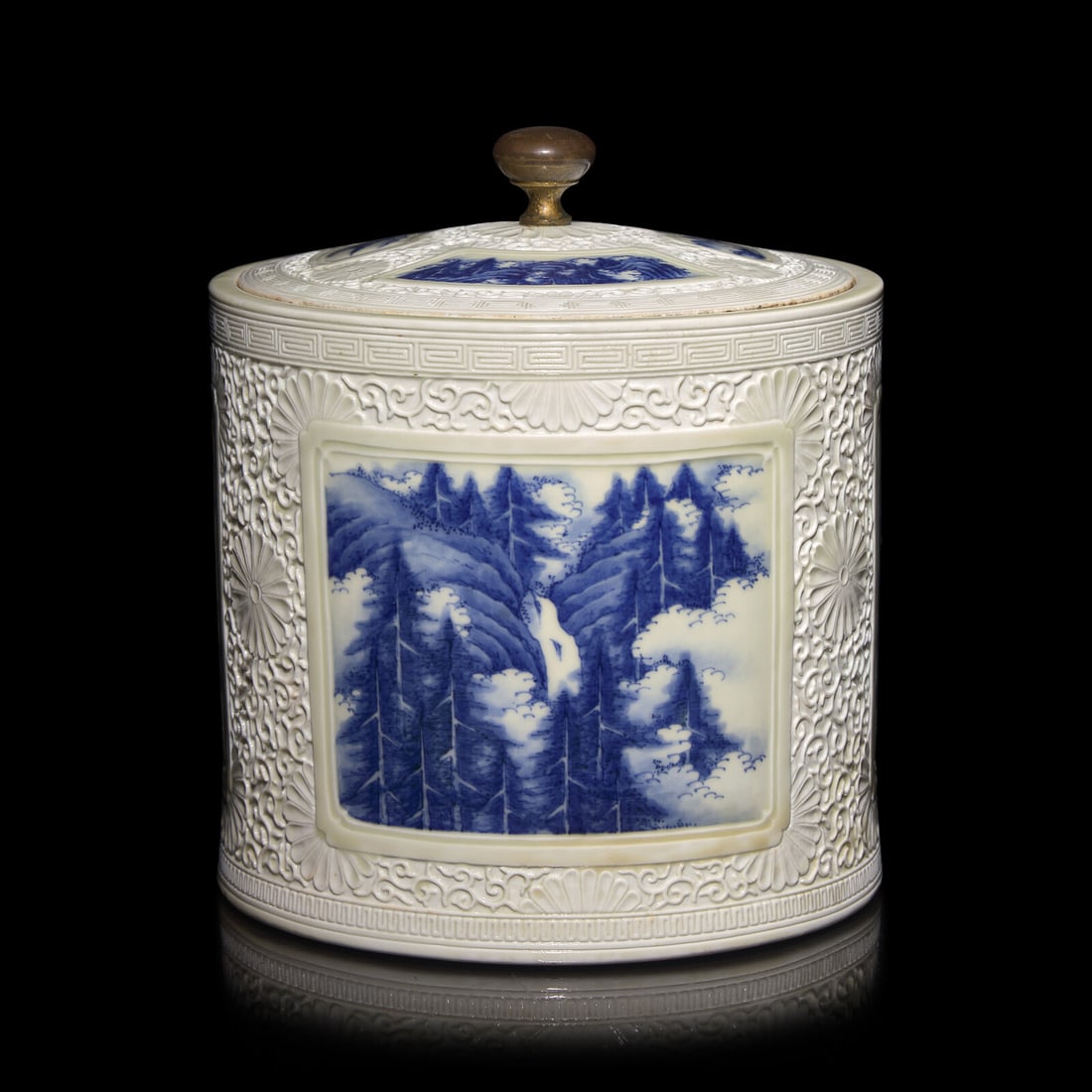 An Unusual Japanese Hirado Porcelain Mizusashi and Cover, Meiji Period: An Unusual Japanese Hirado Porcelain Mizusashi and Cover, Meiji Period 日本明治時代 平戶燒青花水指 Meiji Period (1868-1912