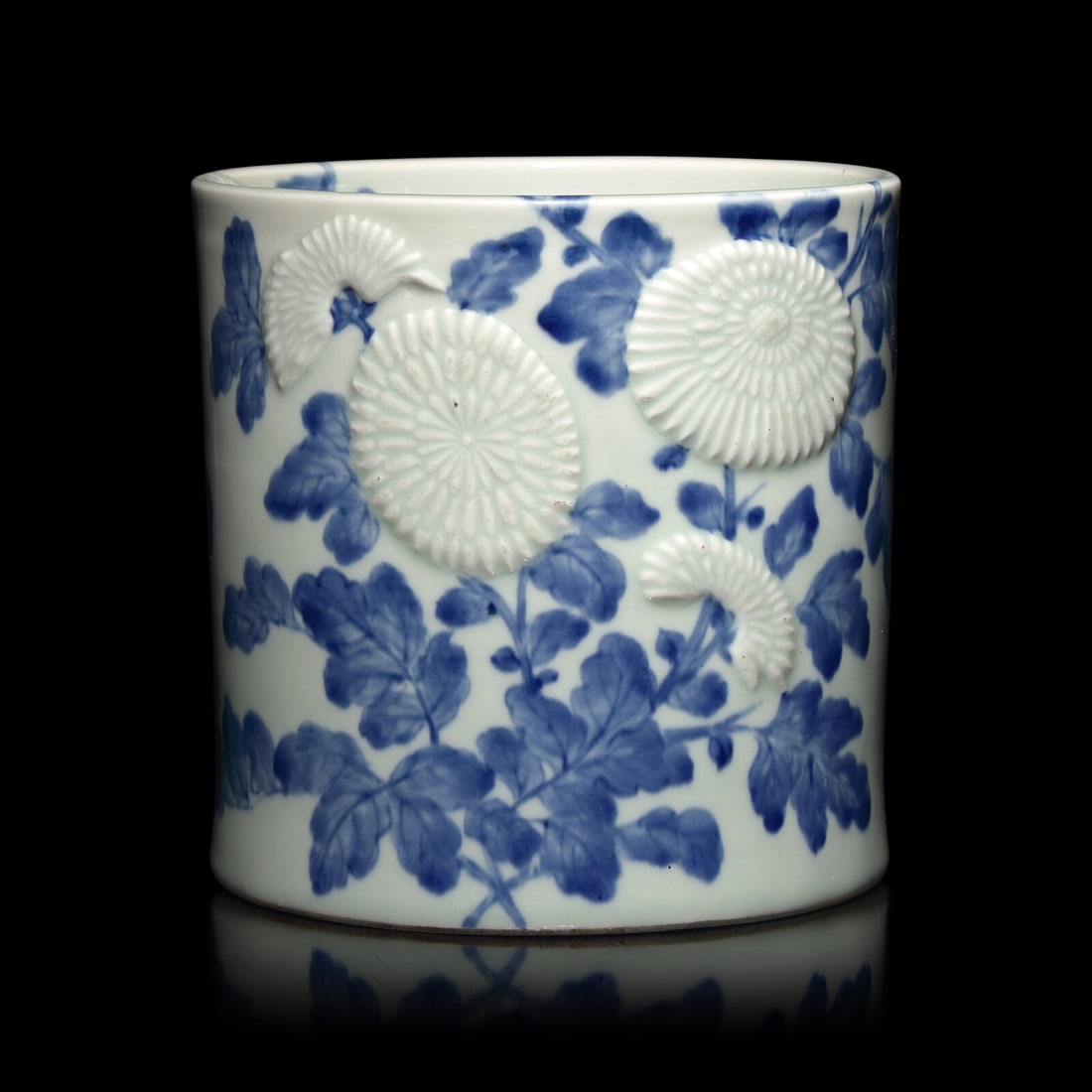 A Japanese Hirado Blue and White Porcelain 'Kiku' Brush Pot, 19th Century (1 of 5)