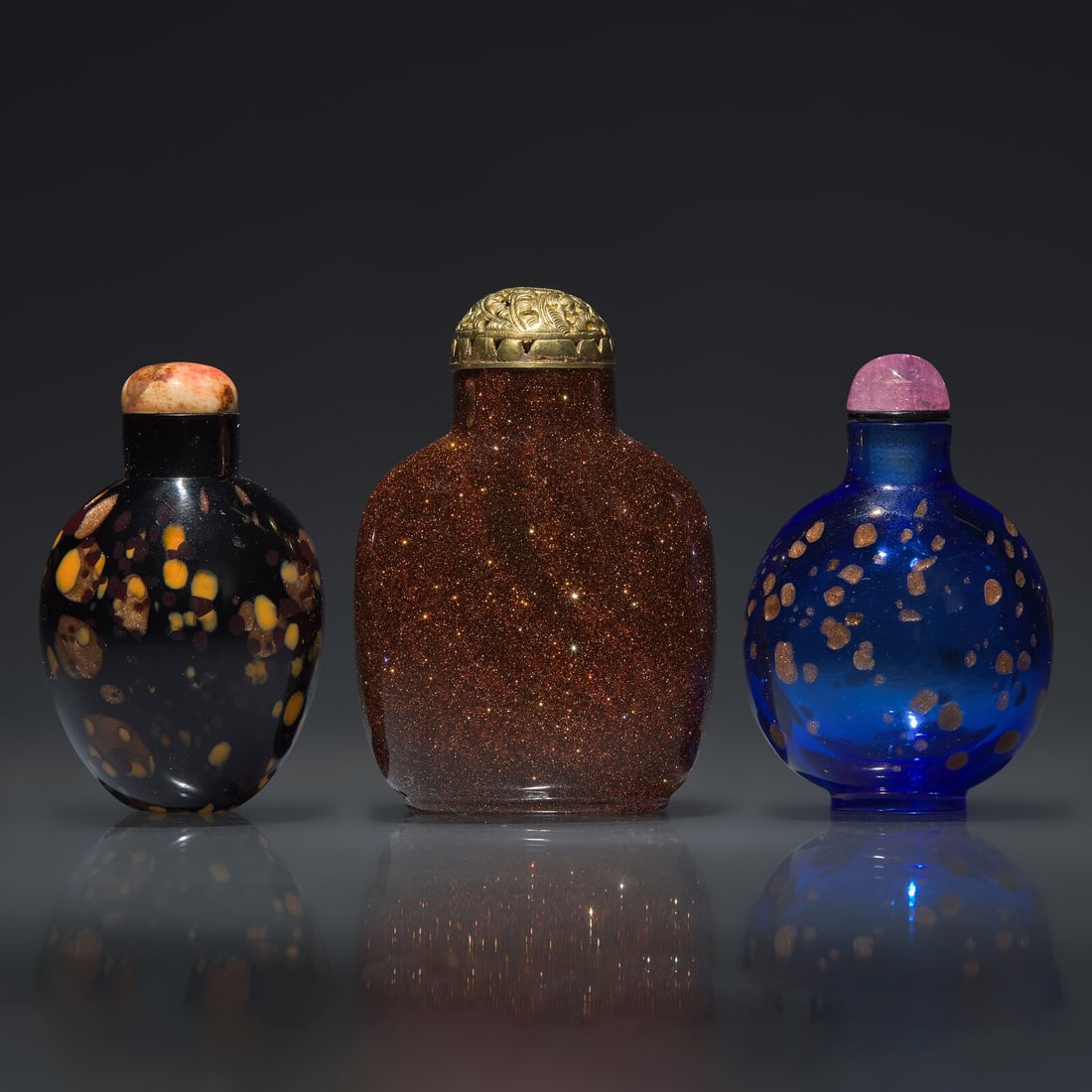Three Chinese Glass Snuff Bottles, 18th-19th/20th Century: Three Chinese Glass Snuff Bottles, 18th-19th/20th Century 清中期-民國 料器鼻煙壺三支 18th-19th/20th Century -The first, 18th cen