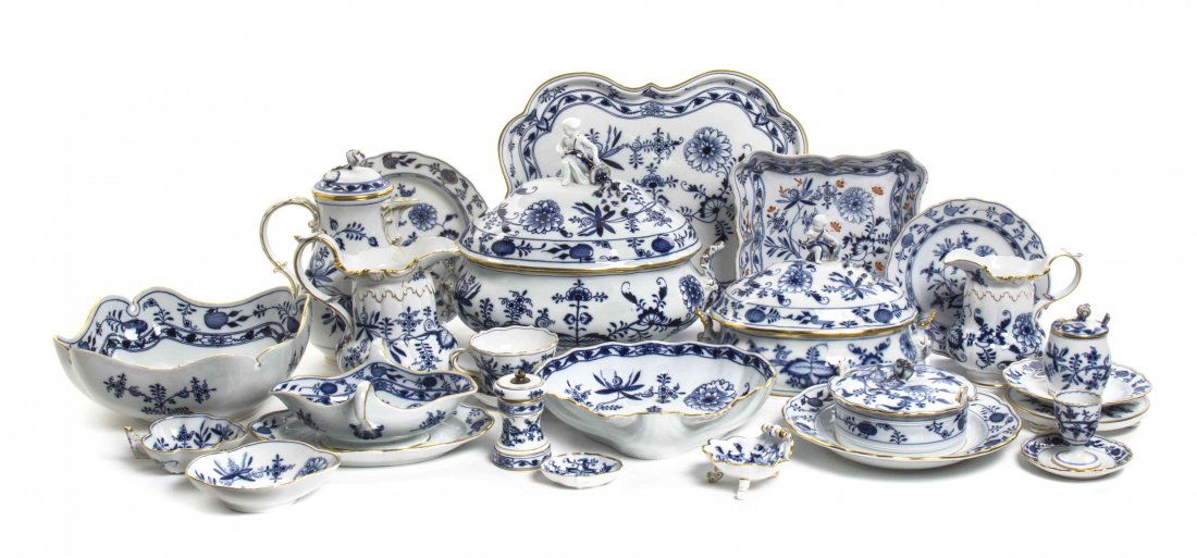 An Assembled Meissen Porcelain Dinner Service, Width of: An Assembled Meissen Porcelain Dinner Service, in the Blue Onion pattern with gilt edges, comprising dinner plates, bowls, cups, saucers, 6 tureens, 4 square serving bowls, egg cups and others; 263 it