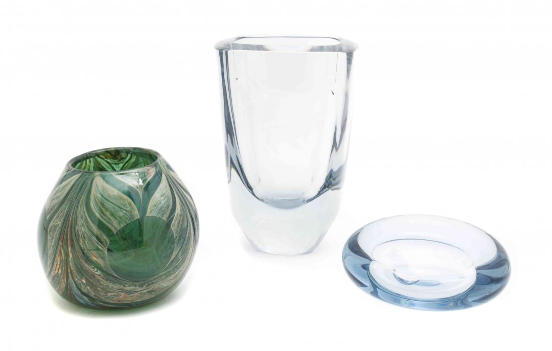 Three Contemporary Glass Articles, Height of tallest 8: Three Contemporary Glass Articles, including a Holmegaard blue glass ash receiver, a Steinberg vase with etched heron decoration, together with a David Mauk green glass vessel with pulled spiral desig