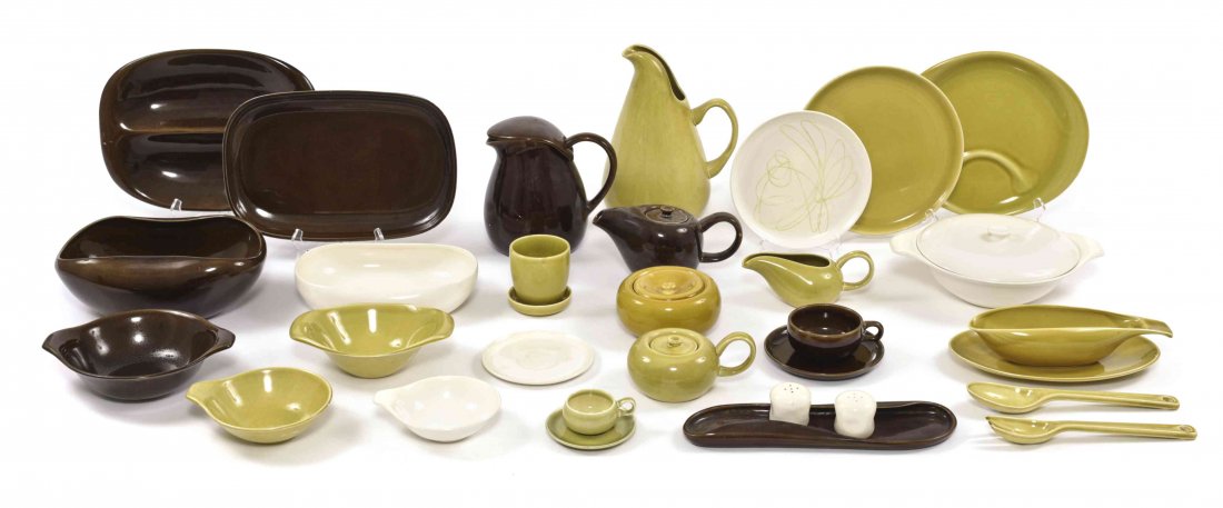 A Collection of Russel Wright American Modern Ceramic: A Collection of Russel Wright American Modern Ceramic Table Articles, comprising 8 dinner plates, 8 lunch plates, 16 side plates, 8 side dishes, 4 segmented dinner plates, 6 salad bowls, 4 soup bowls,