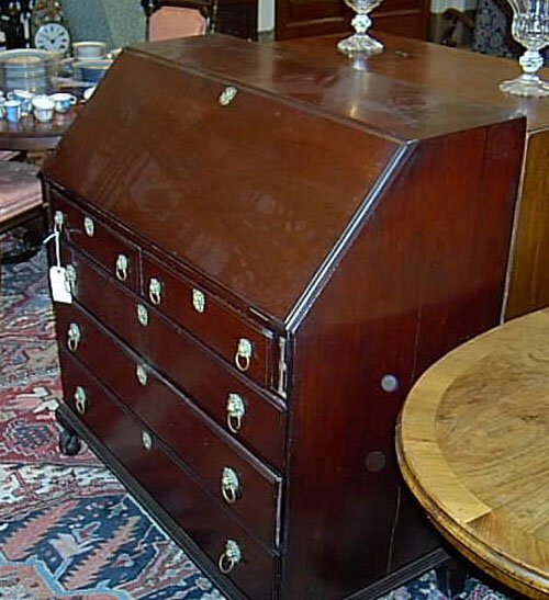 GEORGE III MAHOGANY CHEST OF DRAWERS