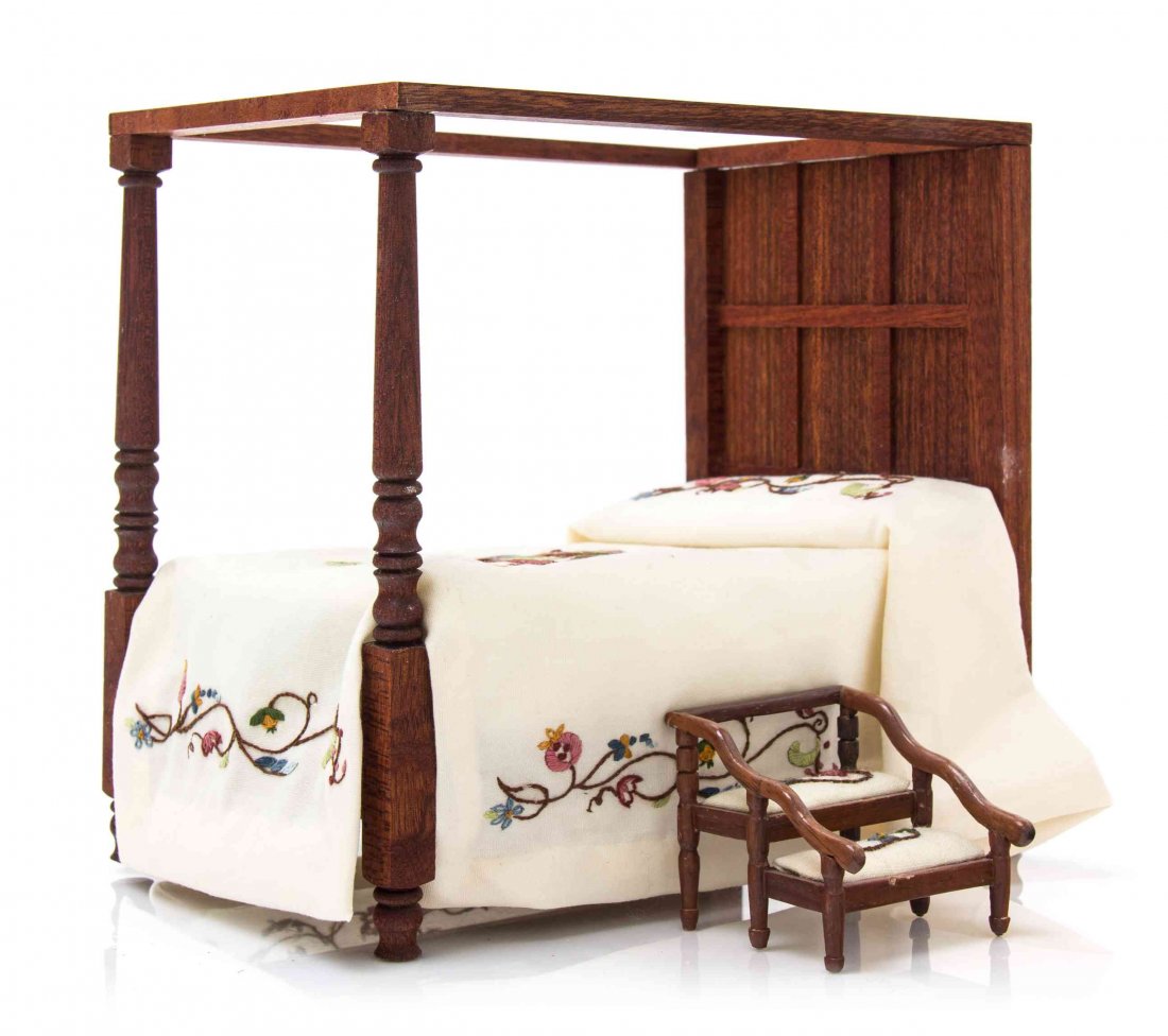 An Elizabethan Style Tester Bed, Height of bed 6 1/2 x: An Elizabethan Style Tester Bed, MCQUEENIE'S, with turned supports and crewel embroidered bedclothes by Cookie Ziemba, together with a set of similarly decorated bed steps by Joe Andrews. Height of be