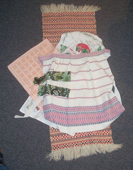 LOT OF MISCELLANEOUS LINENS 20th c. Lot of assort: LOT OF MISCELLANEOUS LINENS 20th c. Lot of assorted place mats, tablecloths, doilies and table runners.