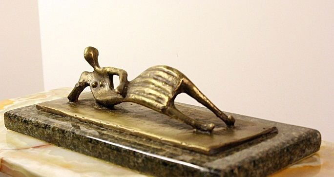RECLINING WOMAN-MOORE: BRONZE-MARBLE BASE "RECLINING WOMAN" AFTER HENRY MOORE. BEAUTIFULLY EXECUTED BRONZE. APPROXIMATE MEASUREMENTS 12 X 4 X 6 INCHES AND IS IN EXCELENT CONDITION.