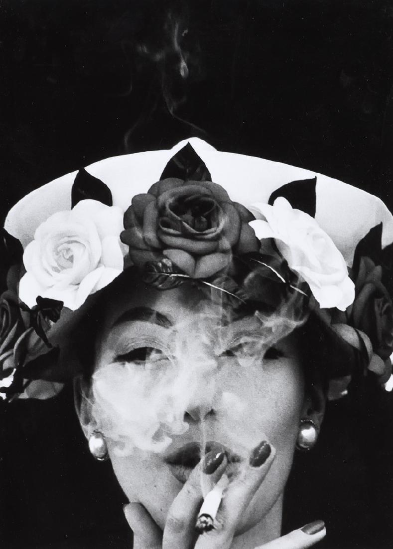 William KLEIN (Né en 1929) Woman with hat + 5 roses,: William KLEIN (Né en 1929) Woman with hat + 5 roses, Paris , 1956 (Vogue) Tirage argentique Titré, daté et signé au crayon au dos 30 x 39,5 cm