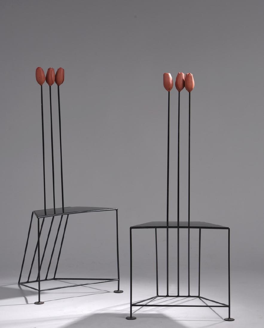 RIVIERE (XXème siècle) Paire de chaises tulipe, circa: RIVIERE (XXème siècle) Paire de chaises tulipe, circa 1980 Chaises à structure tubulaire en métal laqué noir à haut dossier. Composées de 3 tiges terminées par 3 tulipes en résine souple rou