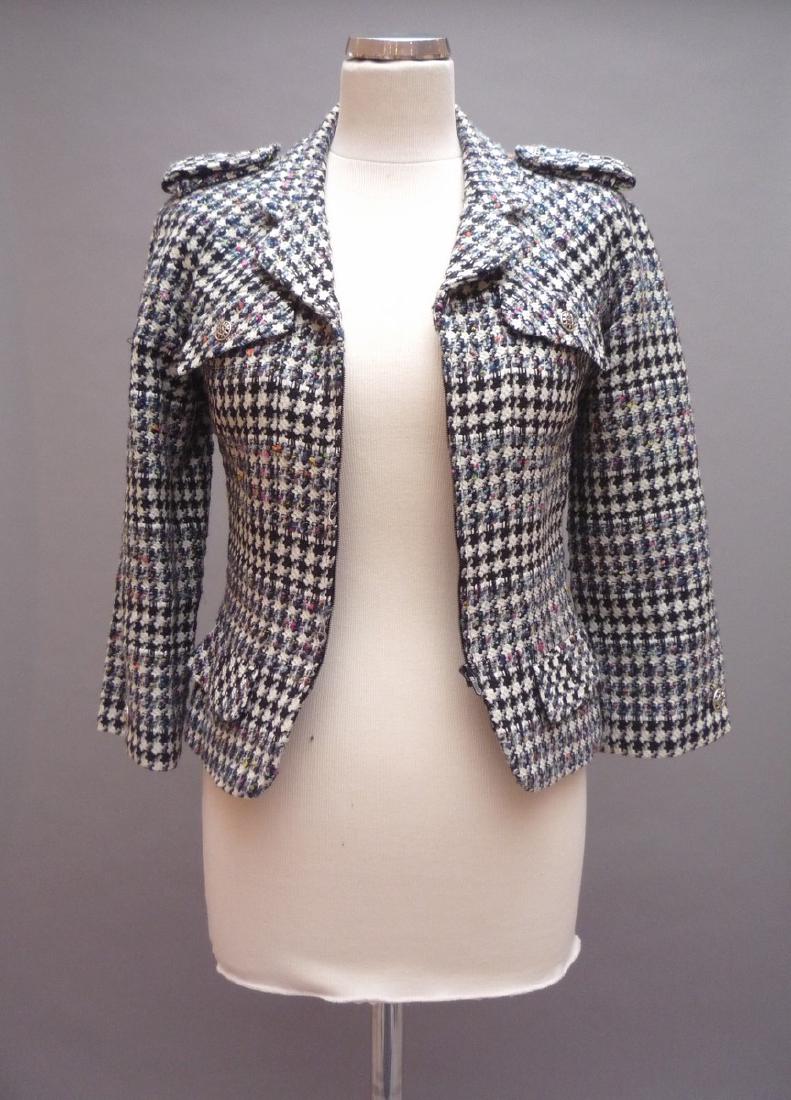 CHANEL VESTE courte en tweed multicouleurs (T34): CHANEL VESTE courte en tweed multicouleurs (T34) Excellent état.