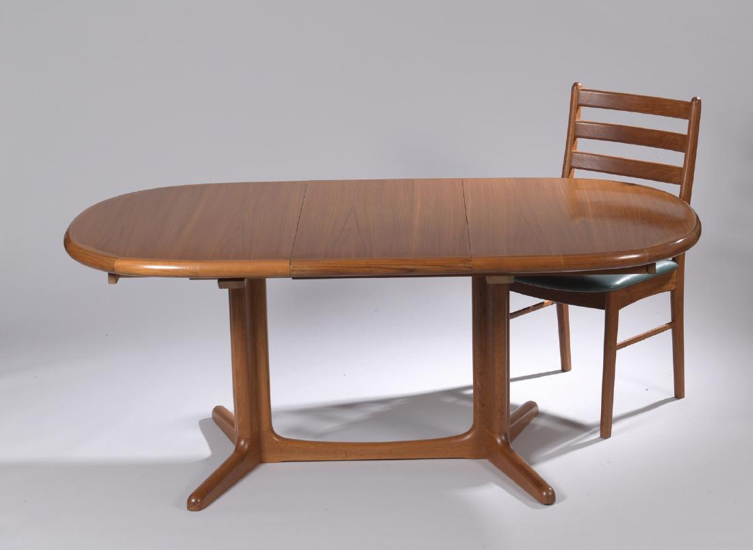 Edvard VALENTINSEN (XXeme SIECLE) DANEMARK: Edvard VALENTINSEN (XXème SIECLE) DANEMARKTable de salle-à-manger en teck à deux rallonges et six chaises en teck à assise en cuir bleu.Estampillée Furniture Factory Ringe72 x 128 (+2 x 45) x 90