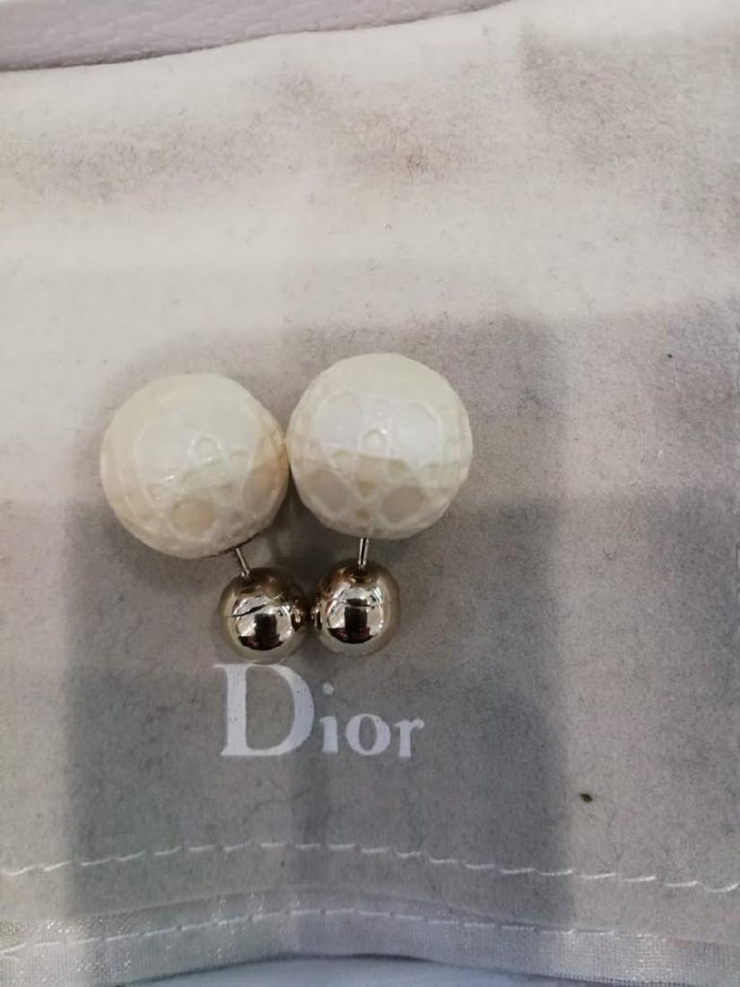 CHRISTIAN DIOR: CHRISTIAN DIOR PAIRE DE BOUCLES D 'OREILLE en perles d'imitation ciselées. Signé. Dans leur boîte d'origine. Excellent état.