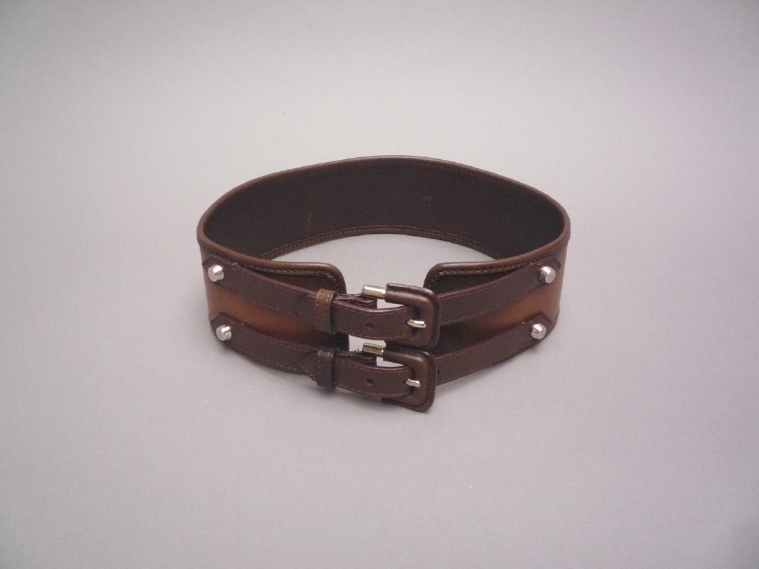 BURBERRYS: BURBERRYS LARGE CEINTURE en cuir marron vieilli, deux boucles en métal argenté. Signé.(T.70)