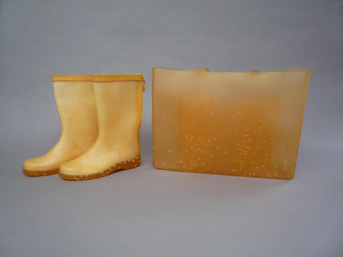 CHANEL: CHANEL PAIRE DE BOTTES (T.36) ET UN SAC CABAS en caoutchouc jaune et pois blanc. Signé. Garniture en métal argenté. Le grand cabas : 39 x 29 x 10 cm- Le petit cabas : 21 x 25 x 7 cm.