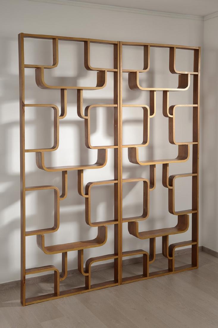 Jindrich HALABALA (1903-1978) Drevopodnik Holesav :: Jindrich HALABALA (1903-1978) Drevopodnik Holesav : Claustra design vers 1960 . Deux cloisons formant étagères en lamelles de bois thermoformées plaqués bouleau. Haut.: 227 cm - Lo