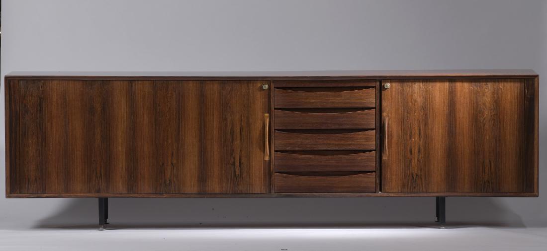 ARNE VODDER (1926-2009) - édition SIBAST DANEMARK: ARNE VODDER (1926-2009) - édition SIBAST DANEMARK - vers 1965 Enfilade en bois naturel de palissandre et placage de palissandre toutes faces, à deux portes coulissantes et six tiroirs en fa&