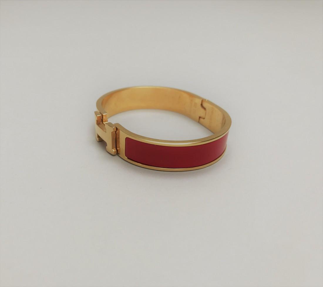 HERMES PARIS: HERMES PARIS BRACELET Clic H en métal doré et laque rouge, PM, poignée .Approx. 15,5 cm.