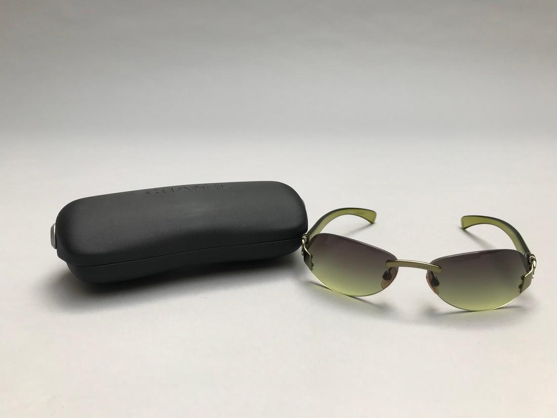 CHANEL: CHANEL PAIRE DE LUNETTES DE SOLEIL verte transparente. Excellent état. Boîtier d'origine.