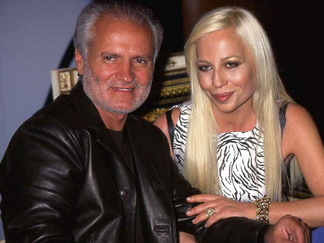 Rose HARTMAN (Née en 1937) GIANNI & DONATELLA: Rose HARTMAN (Née en 1937) GIANNI & DONATELLA VERSACE. Perfume Launch at Saks 5th avenue. Early 1990's. Tirage numérique d'après négatif sur papier Exhibition Fiber Base Paper. Signé par Rose Har